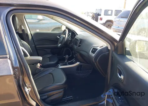 2021 Jeep Compass Latitude Fwd z USA, uszkodzony, nr VIN 3C4NJCBB1MT585747